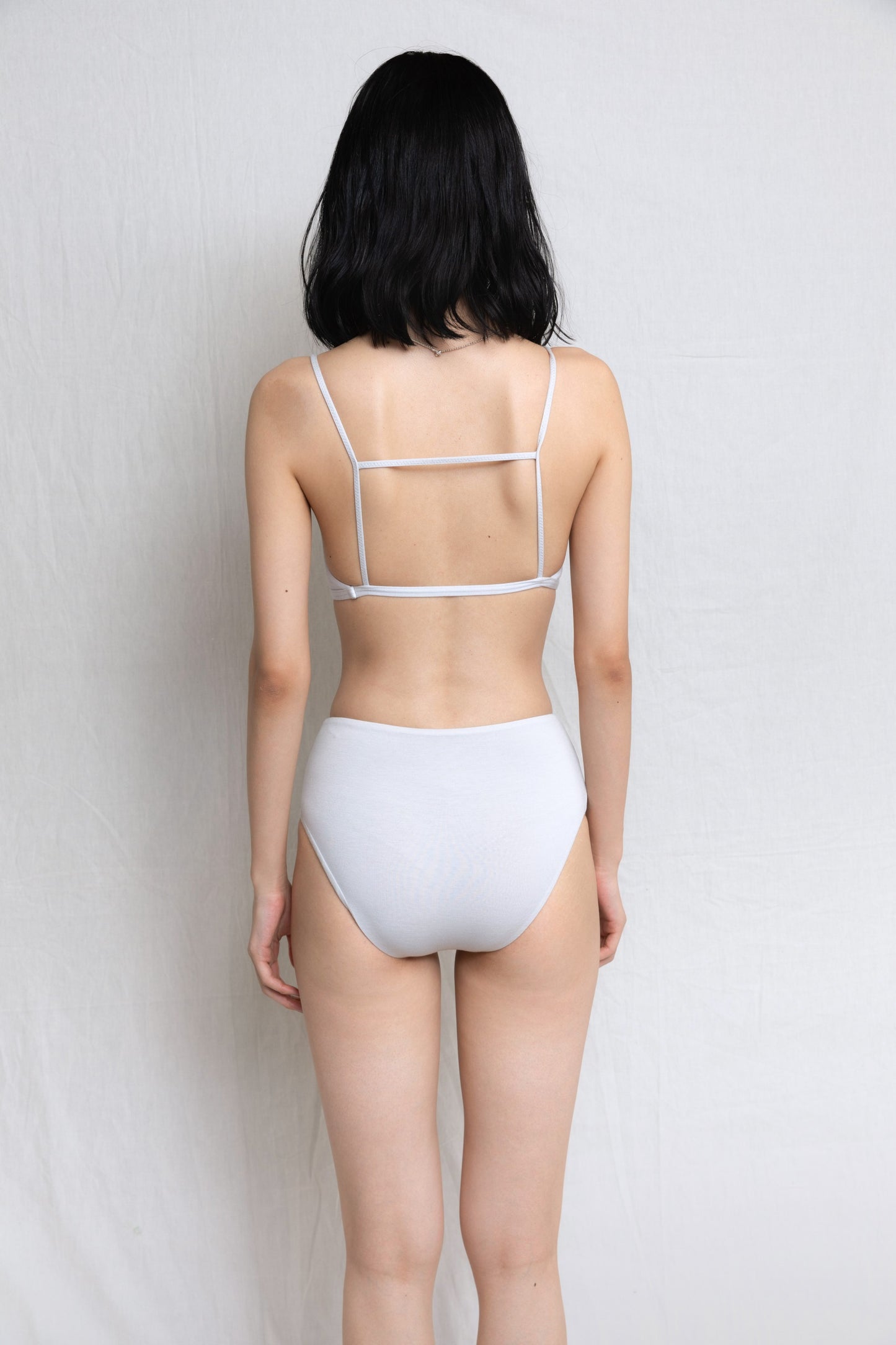 Back Line Bra & Mid-rise Shorts  White